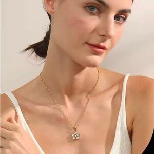 18k Gold Plated AAA Cubic Zirconia Flower Shaped Pendent Necklace